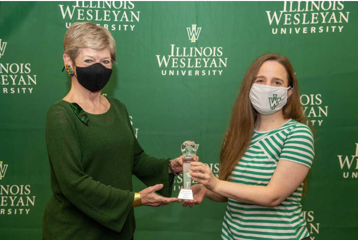 Shipley accepting The Leadership Award for Inclusive Excellence from President Nugent.
Photo: Illinois Wesleyan University
